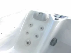 Outlet Bañera de hidromasaje de 2 plazas perlado con cubierta, 18 jets, Ancho 210 x Prof. 110 x Alt. 74 cm, motor BALBOA, TAHITI Bañera De Hidromasaje De Exterior