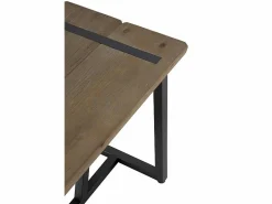 Banco metálico pequeno con asiento de madera