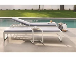 Chaise longue de aluminio y fibra sintética con cojín azul