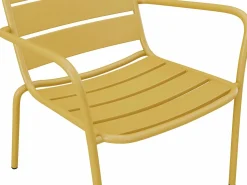 MYLIA Conjunto de jardín de metal - 2 sillones bajos y una mesa auxiliar - Amarillo - MIRMANDE