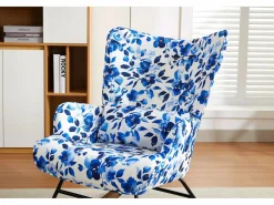 Elegante mecedora de terciopelo con estructura de metal y base de madera para un dormitorio con estilo.