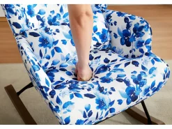 Elegante mecedora de terciopelo con estructura de metal y base de madera para un dormitorio con estilo.
