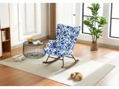 Elegante mecedora de terciopelo con estructura de metal y base de madera para un dormitorio con estilo.