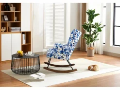 Elegante mecedora de terciopelo con estructura de metal y base de madera para un dormitorio con estilo.