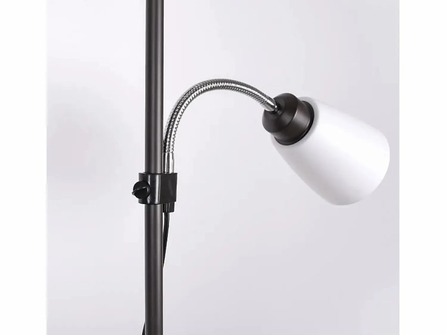 New Lampara De Pie Varese De Metal Con Acabado De Intelusa Lámpara De Pie