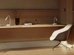 Lámpara de mesa LED Stem 5W blanca, luz cálida, carga inalámbrica y cabezal ajustable Blanco