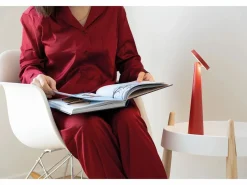 Lámpara de mesa recargable Zafferano Angelina: inalámbrica, cabezal ajustable, control táctil, diseño interior moderno, color