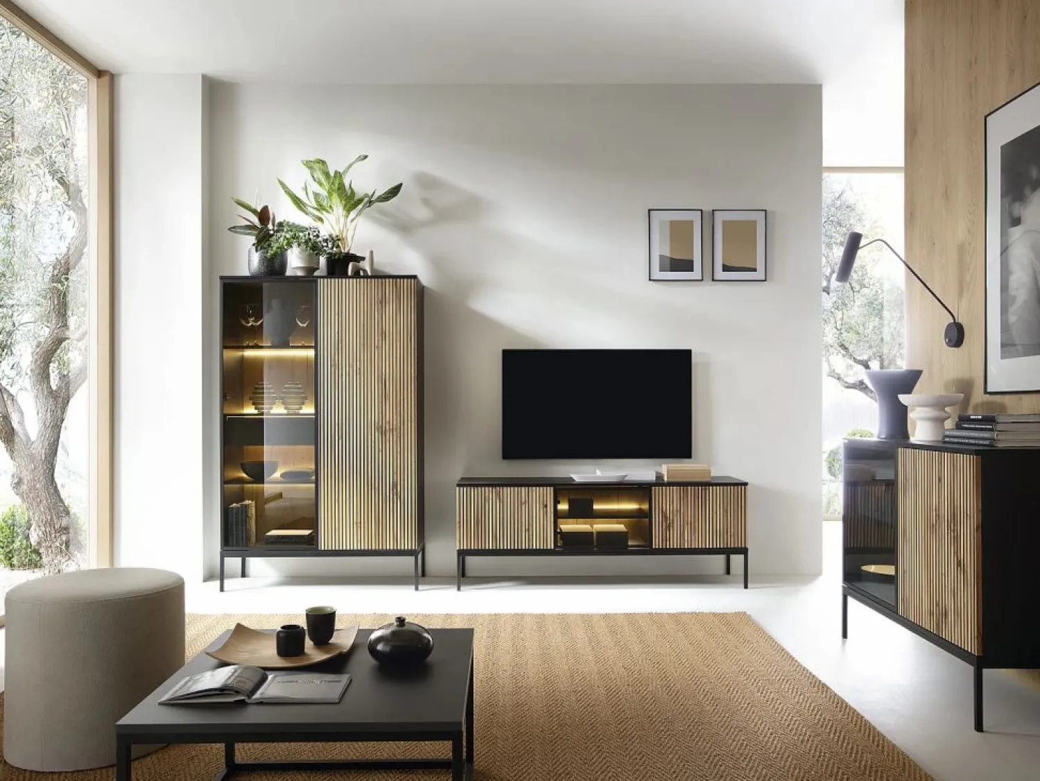 Outlet Vente-unique Mueble TV de 3 puertas con LEDs de MDF y vidrio ahumado - Natural claro y Negro - OVILA Negro / Color natural claro