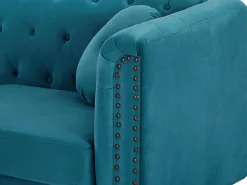 Clearance Sofá de 2 plazas de terciopelo verde azulado . Sofá capitoné con 2 cojines decorativos adicionales. Medidas: Ancho 190 x Prof. 77 x Alt. 79 cm. TURNER Sofás Chesterfield|Sofá - 2 Plazas