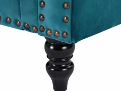Clearance Sofá de 2 plazas de terciopelo verde azulado . Sofá capitoné con 2 cojines decorativos adicionales. Medidas: Ancho 190 x Prof. 77 x Alt. 79 cm. TURNER Sofás Chesterfield|Sofá - 2 Plazas