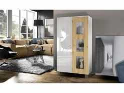 Vladon Vitrina Denjo, Cristalera con 2 Puertas y 3 Estantes de cristal, Blanco mate/Blanco de alto brillo/Roble natural (71 x 129 x 35 cm)